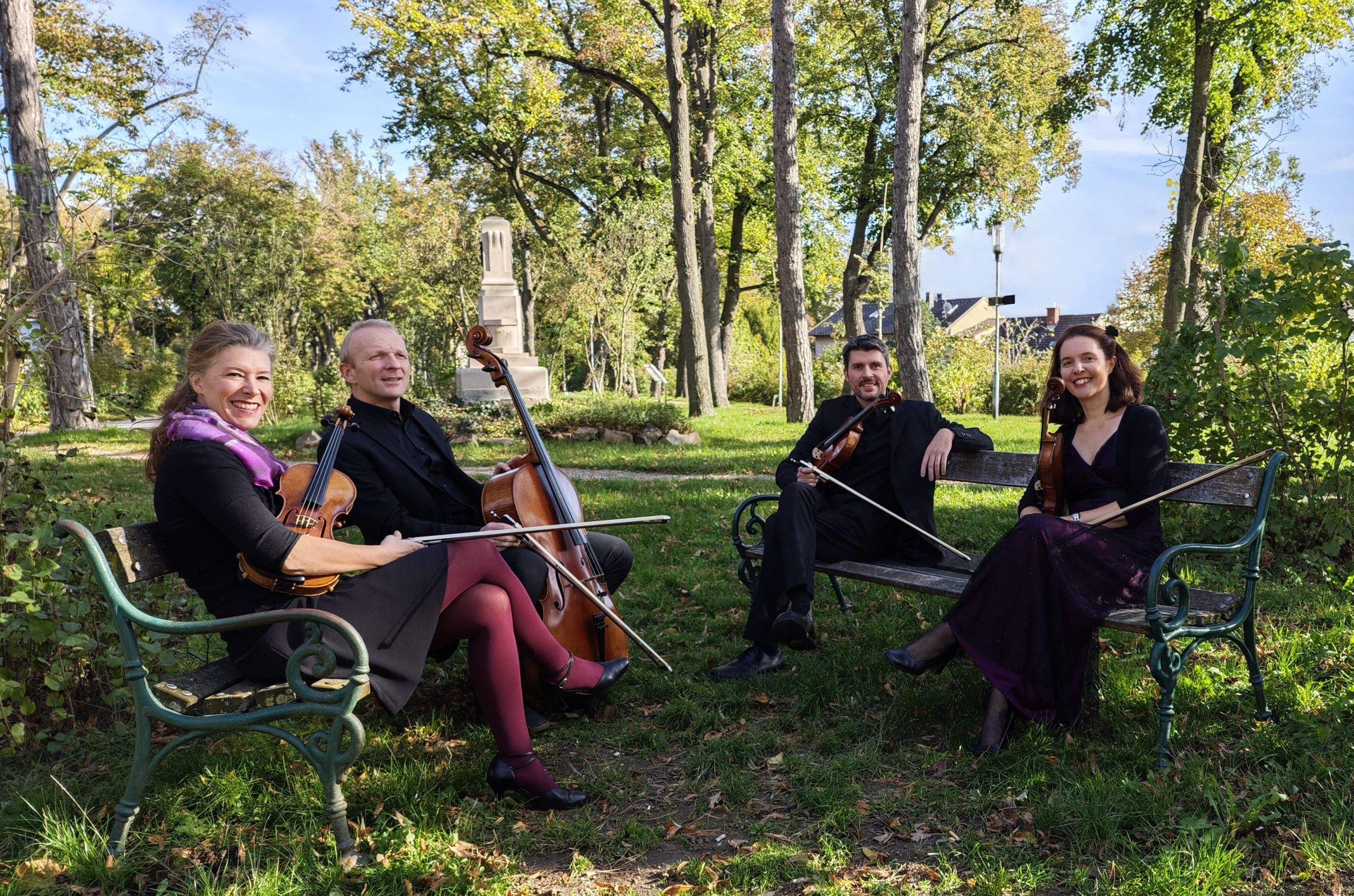 Die Mitglieder des Bell'arco-Quartetts im Freien in entspannter Atmosphäre.